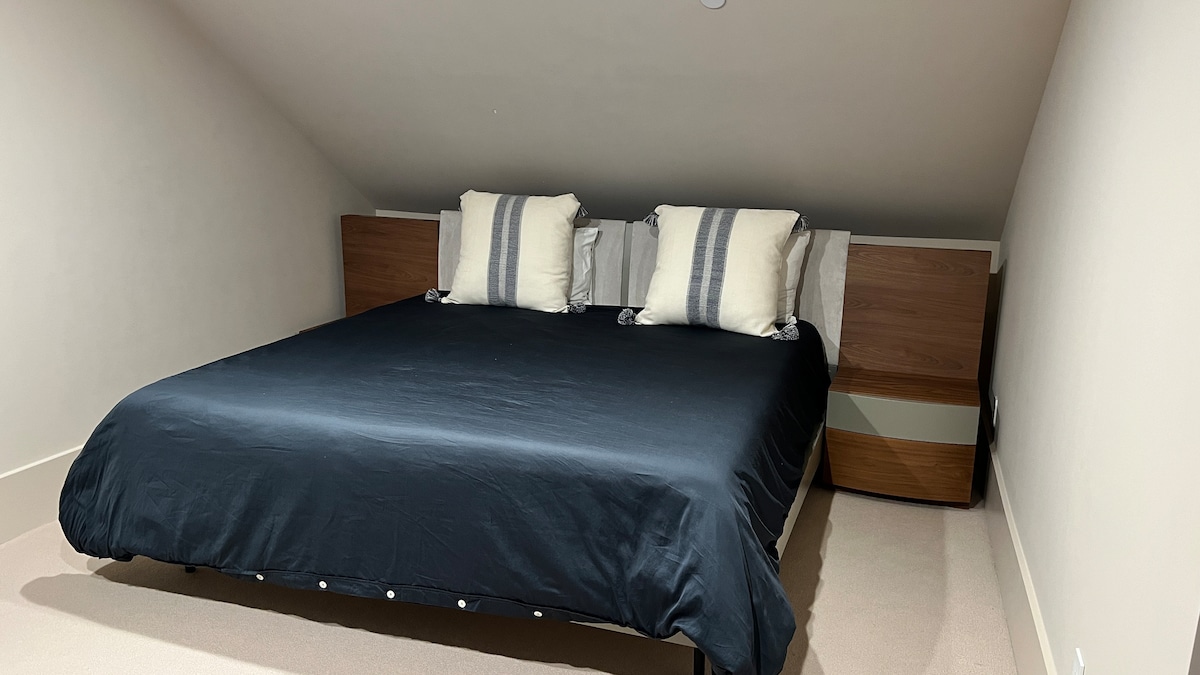 Dodatna bračna soba. Napomena, zajedničko kupatilo i ormar sa spavaćom sobom 1 – spavaća soba je poluprivatna, najbolja za porodice. 