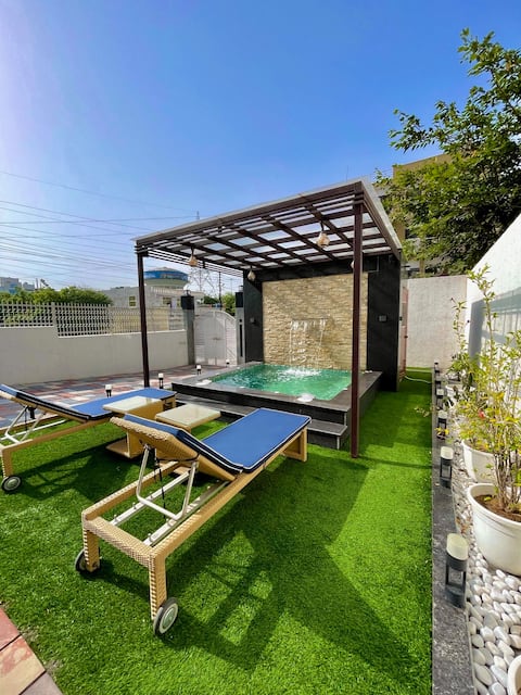 ZEN - Plush Villa with Heated Outdoor Jaccuzi