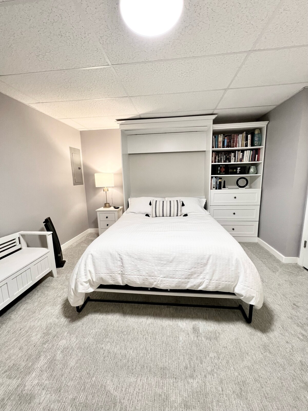 Спална соба со брачен кревет (широк 150-179 см)