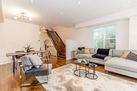 Popular Airbnb listing: Modern Town 4 bed 4 bath Top Host in Markham