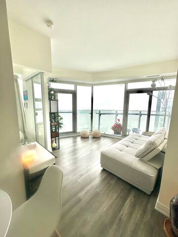 66th SkyHome-CN Tower, Union Stn gallery image 2