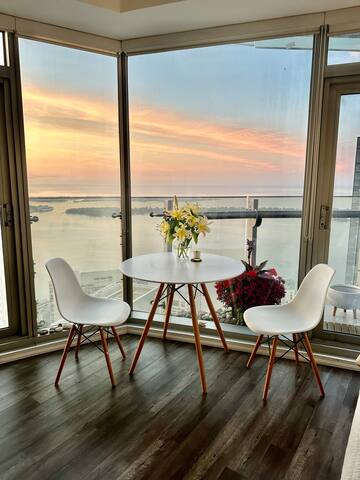 66th SkyHome-CN Tower, Union Stn gallery image 3