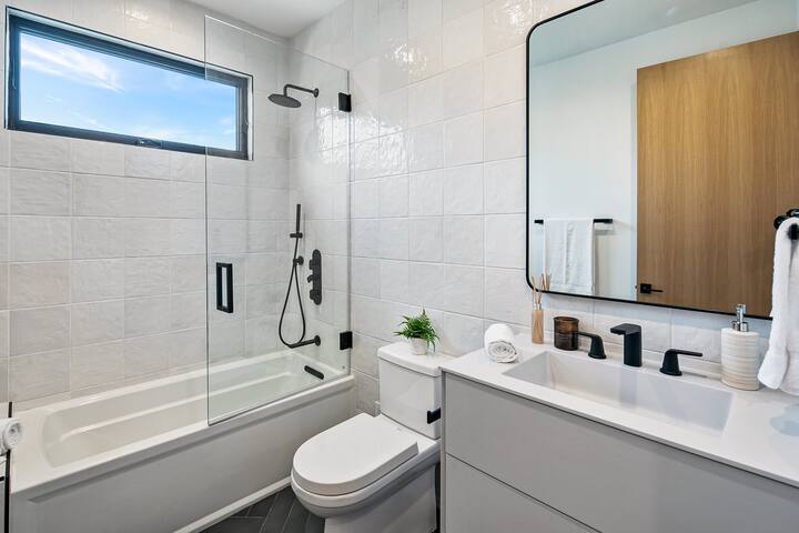 Luxury, Modern 6 Bedroom Farmhouse gallery image 5