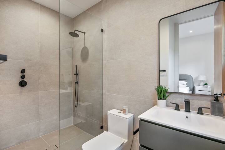 Luxury, Modern 5 Bedroom Farmhouse