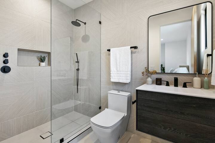 Luxury, Modern 6 Bedroom Farmhouse gallery image 3