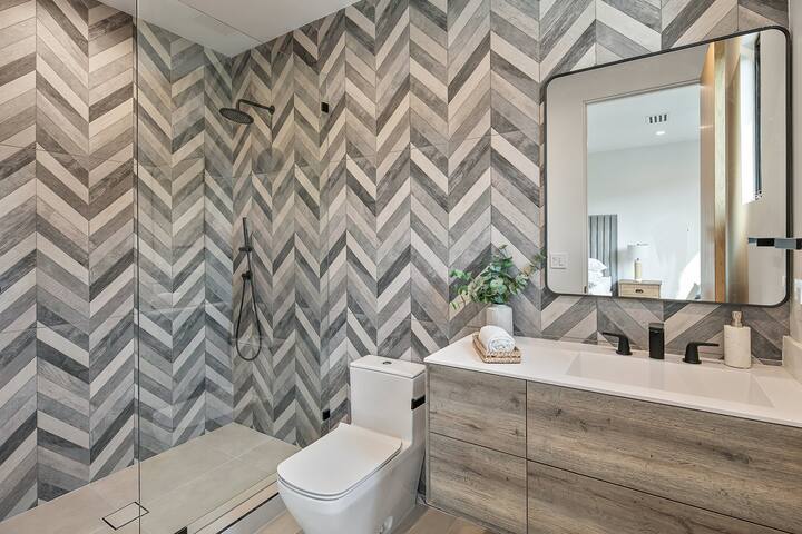 Luxury, Modern 6 Bedroom Farmhouse gallery image 4