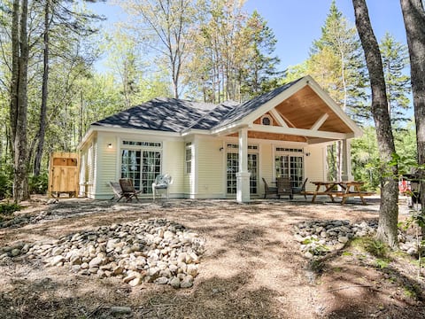 Charming Maine Cottage Overlooking Penobscot Bay