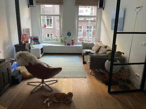 Popular Airbnb listing: House Harry & Gompie in Overtoomse Sluis