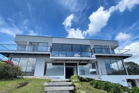 Property on Lake Calima with the best view