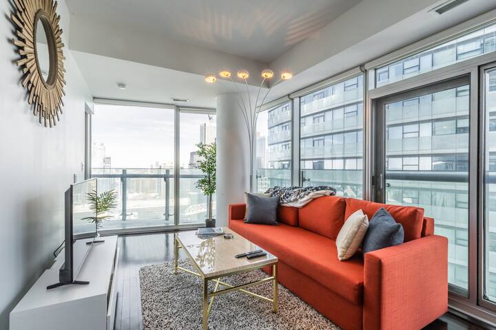 2BR, 1.5BA near CN Tower, Union Station & More!