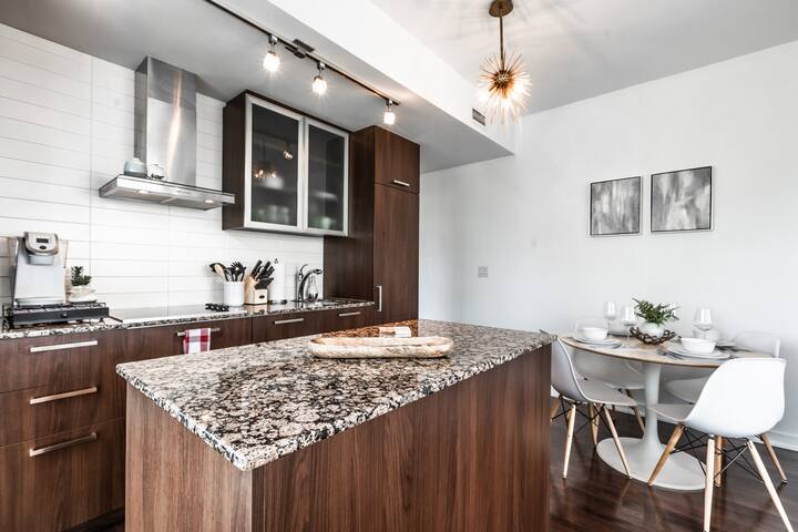 2BR, 1.5BA near CN Tower, Union Station & More! gallery image 5