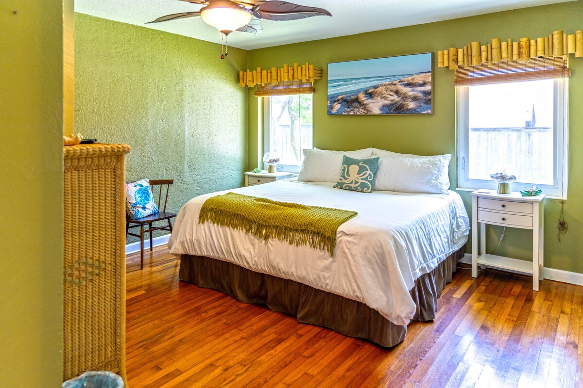 เพลิดเพลินไปกับห้องมาสเตอร์สวีทขนาดคิงไซส์ที่มีห้องน้ำในตัวพร้อมที่อาบน้ำฝักบัวแบบหัวเตียงคู่