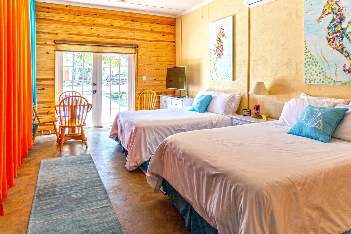 ห้องนอนที่ 3 ประกอบด้วยเตียงคู่ 2 เตียง  โซฟาโต๊ะและเก้าอี้ทีวีและอุปกรณ์ชายหาด