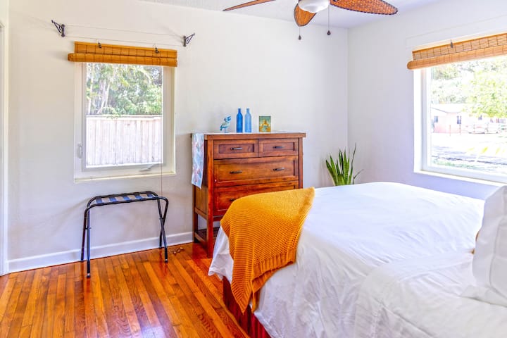 Оваа гостинска соба која се наоѓа веднаш до гостинската бања има брачен кревет (широк 150-179 см). Има доволно простор за складирање во плакарот.  И многу бебешки предмети се наоѓаат во овој плакар.