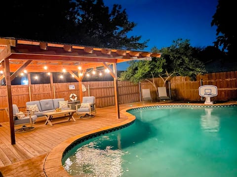 Family-Friendly, 2-Kings, Gameroom & Putting Green