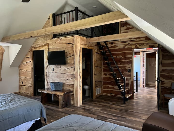 هذه الغرفة رائعة للعائلات. 3 أسرّة كبيرة وشقة علوية للأطفال. حمام كامل ونصف حمام.