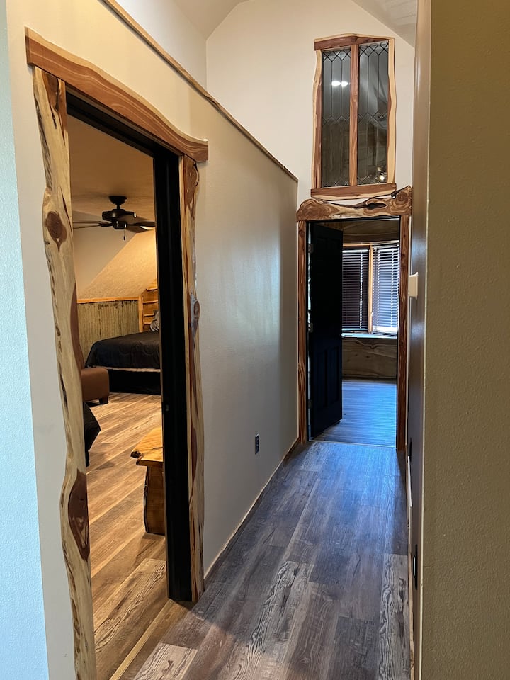 أسقف مقببة تعرض نوافذ داخلية من الزجاج الأمامي.