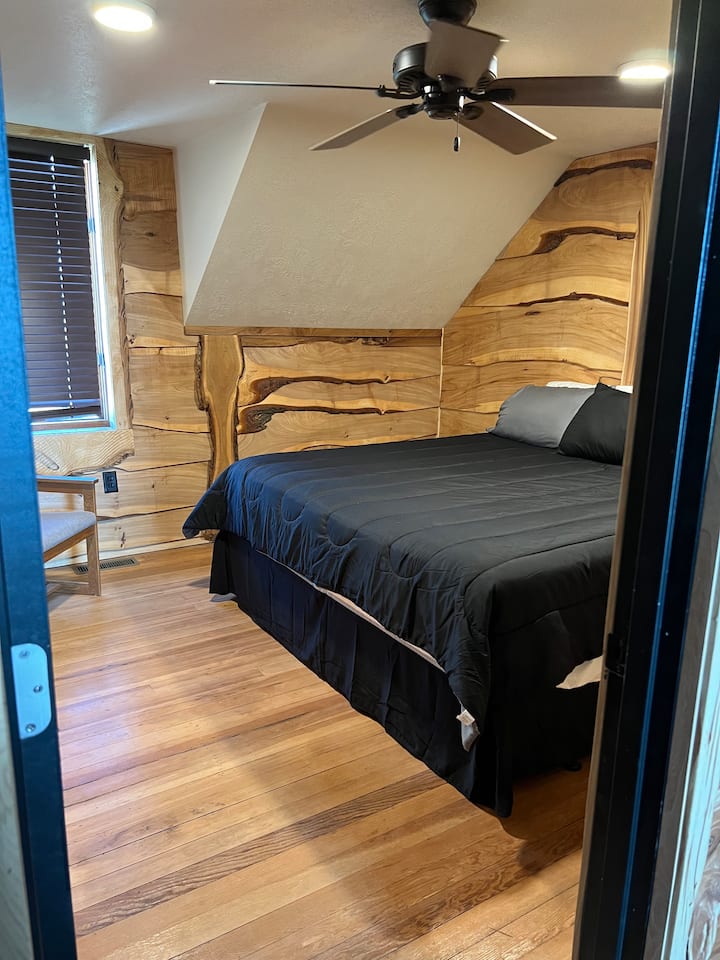 سرير بحجم كينج واحد في الطابق الثاني.