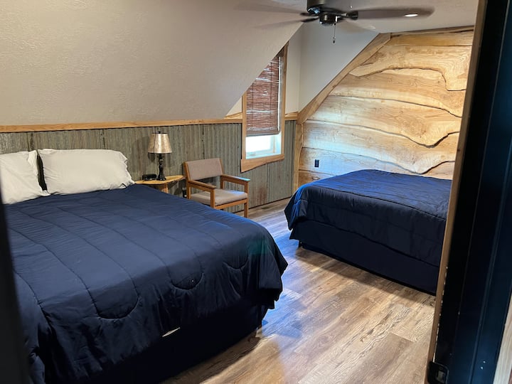 سريران كبيران في هذه الغرفة المريحة.