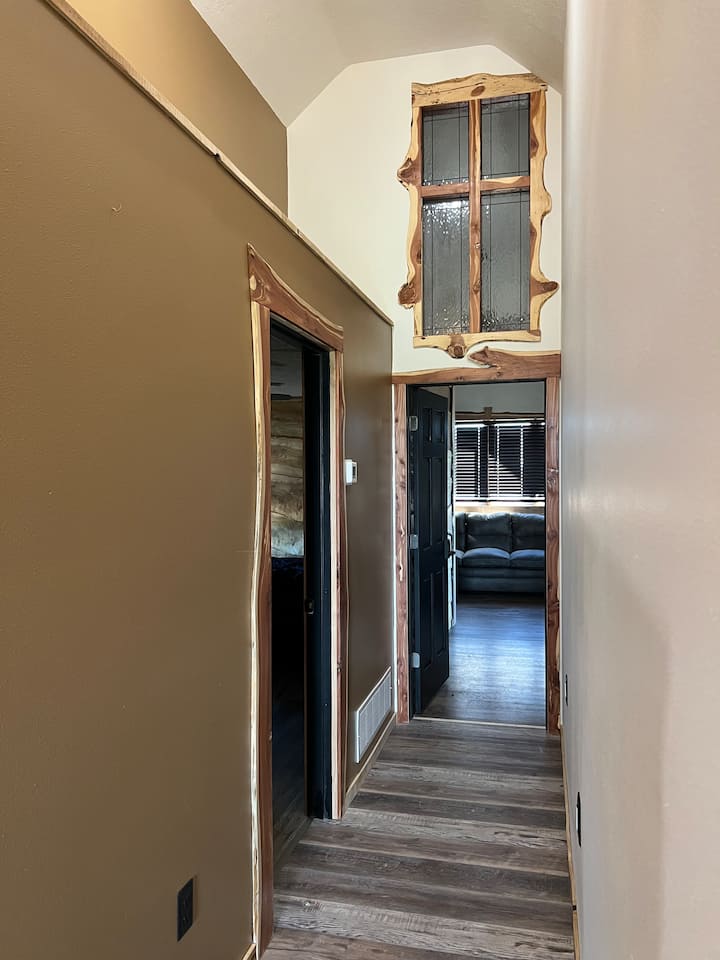 النافذة الزجاجية الداخلية المؤدية أسفل الرواق الآخر.