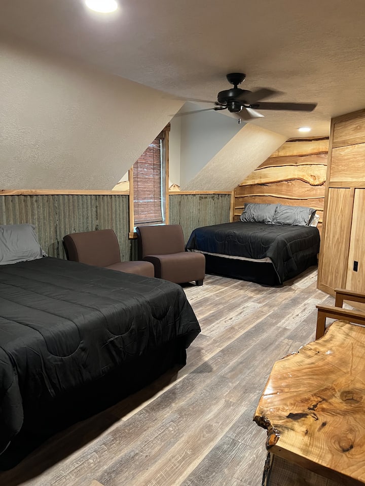 ملكتان بالإضافة إلى الجلوس في الطابق الثاني.