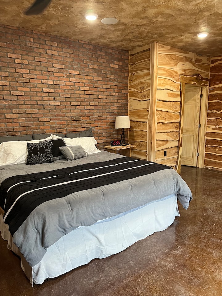 نسمي هذه الغرفة الجناح الرئيسي. إنها غرفة النوم الوحيدة في الطابق الأرضي. 