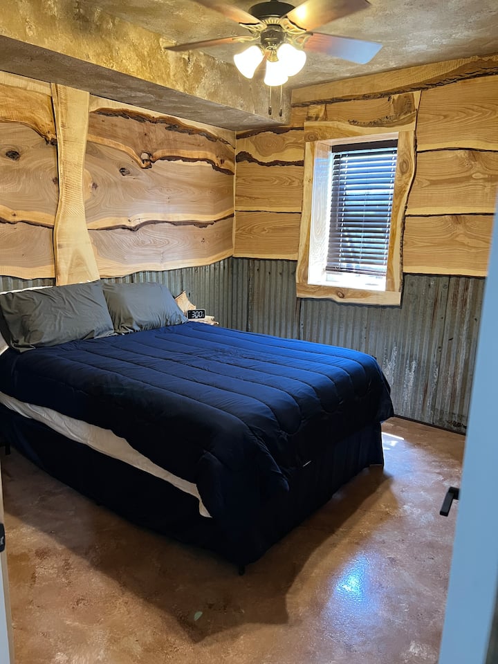 ملكة واحدة في الطابق السفلي.