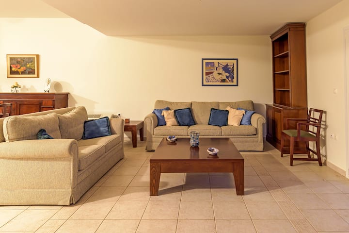 просторна всекидневна с долно помещение