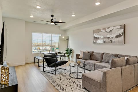 Popular Airbnb listing: Luxury 3-bedroom townhome - 7 min to downtown in Ballpark