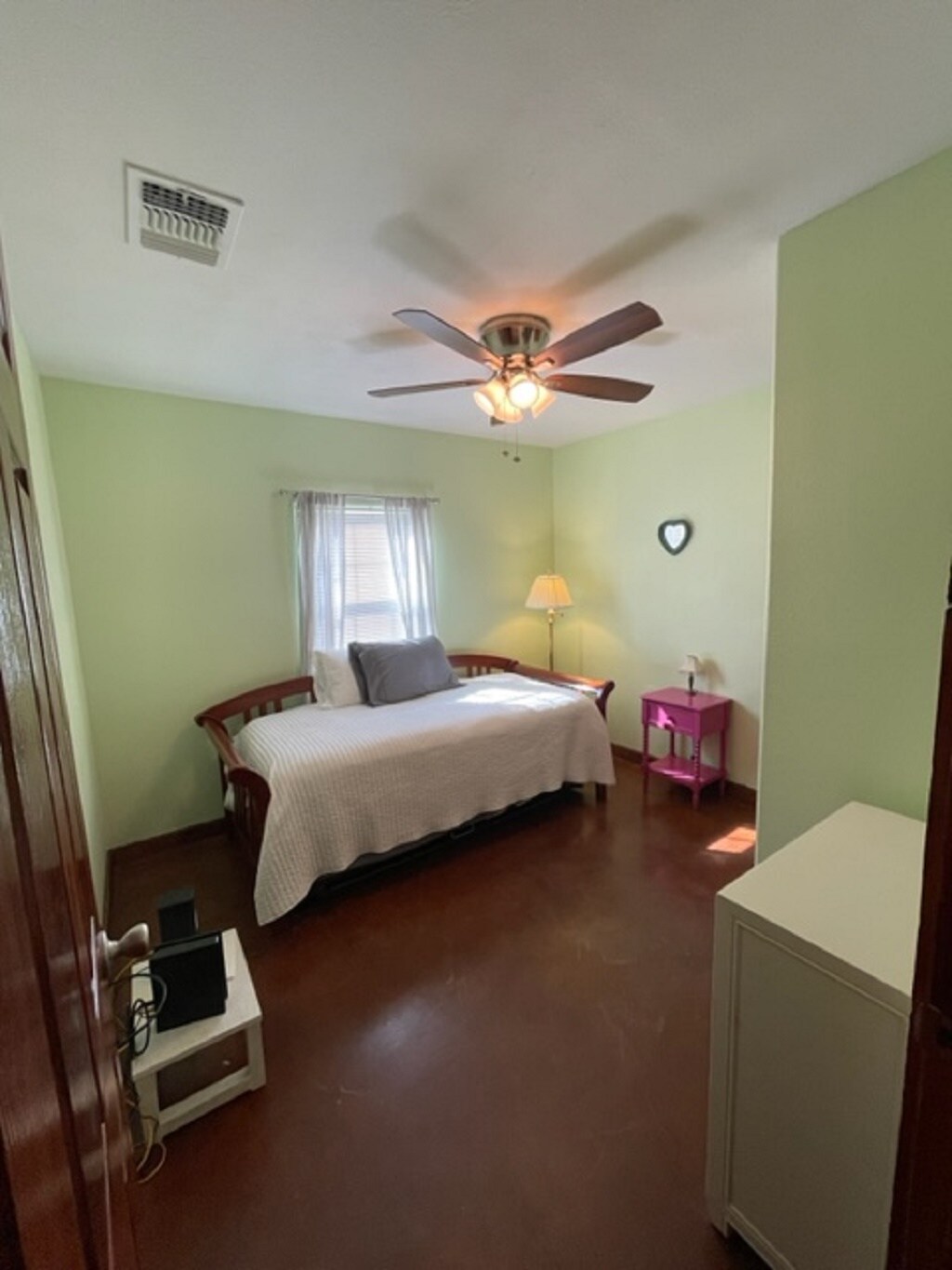 Chumba cha kulala cha ukubwa pacha, na kuvuta nje ya trundle. 