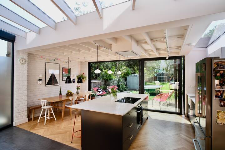 Architect-designed, 5 bedroom, 20mins to Heathrow gallery image 2