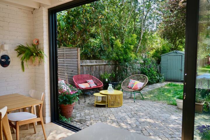 Architect-designed, 5 bedroom, 20mins to Heathrow gallery image 3