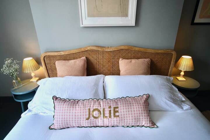 Architect-designed, 5 bedroom, 20mins to Heathrow gallery image 5