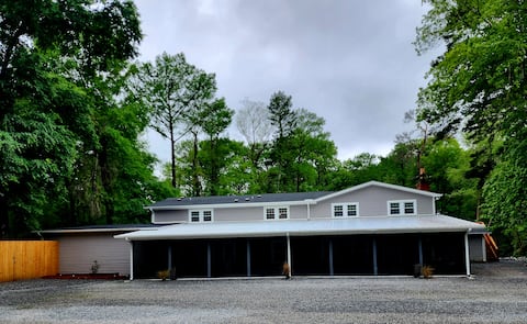 Luxurious and welcoming w/ 3 Master Suites