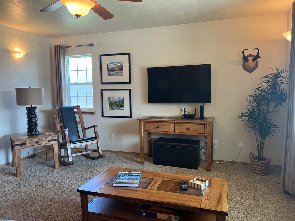 Top performing Airbnb: Cozy Cody cul-de-sac home. Sleeps up to 6! in Cody