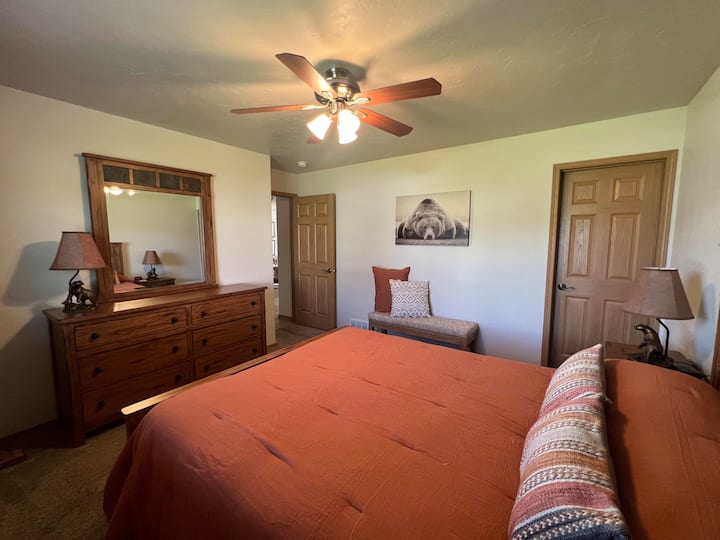 Ďalšia spálňa s manželskou posteľou Queen, komoda a šatník.