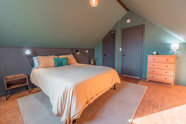 Queen bed with attached half bath on floor 2