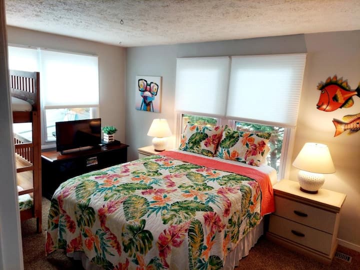 2. spavaća soba s bračnim krevetom i dva odvojena kreveta.  Privatna kupaonica..TV/kutija za igre.  Prekrasan povjetarac sa svih prozora.  