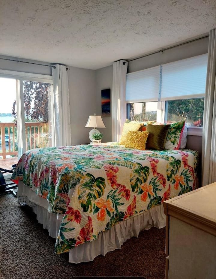 Jedna od dvije spavaće sobe s bračnim krevetom u privatnoj kupaonici, u ormaru.  Ova spavaća soba
gleda na Lagoon @St. George 's Thoroughfare.  Velika terasa s pogledom na zalazak sunca/vodu.
Mirna ulica s vrlo malo prometa  