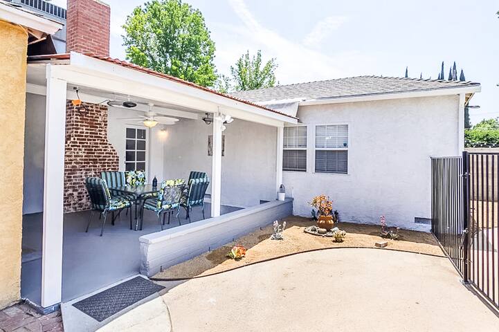 Private house with pool in LA gallery image 5