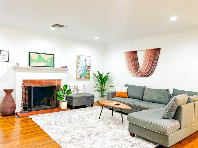 Private house with pool in LA gallery image 2