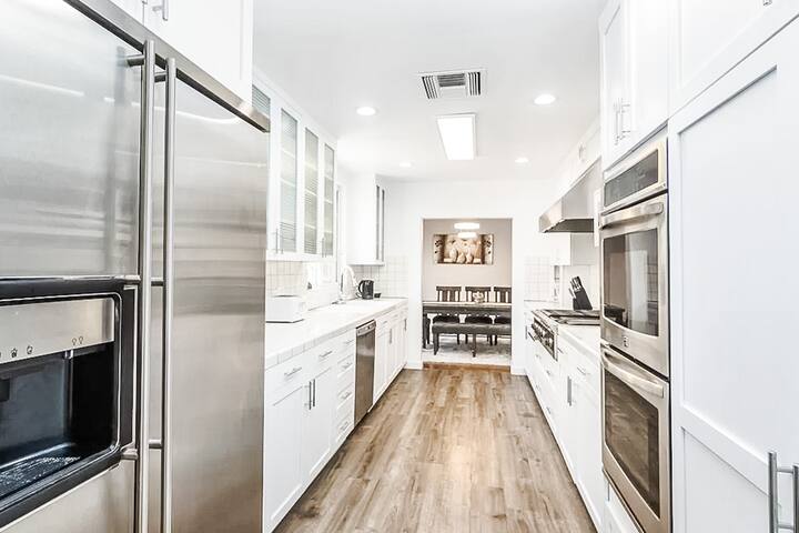 Private house with pool in LA gallery image 4