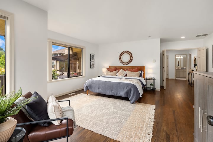 Chumba cha kulala cha msingi kina kitanda cha mfalme pamoja na kitanda cha ukubwa kamili, bafu la spa na beseni la kuogea na kutembea kwenye kabati.