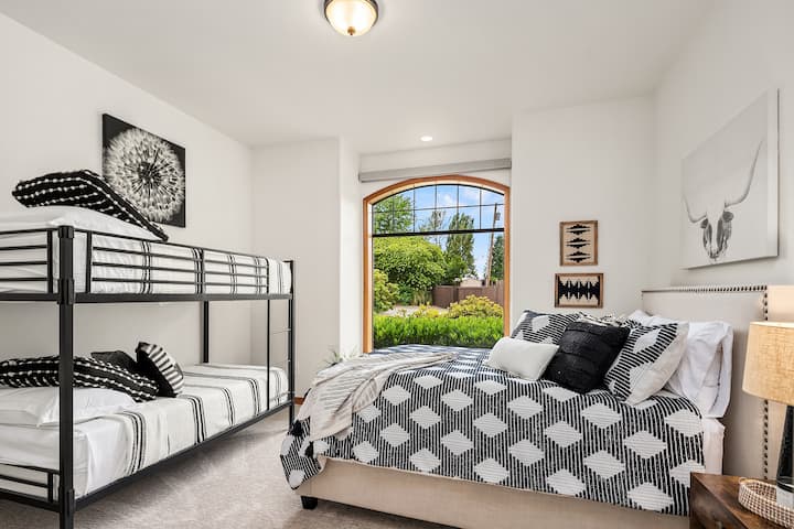 Kitanda cha malkia pamoja na vitanda vya ghorofa na nafasi ya karibu ya ukumbi 