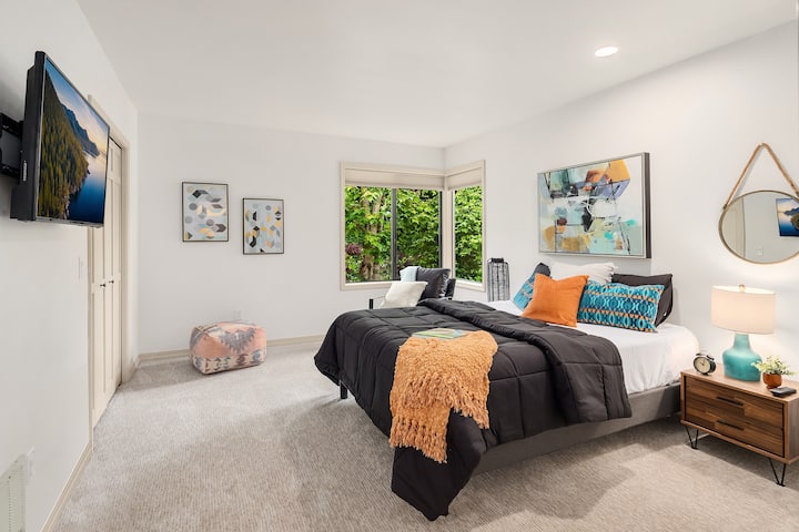 kitanda cha malkia na TV na kabati . 3/4 bafu katika ukumbi