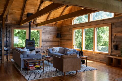 Modern log cabin w/ mountain views