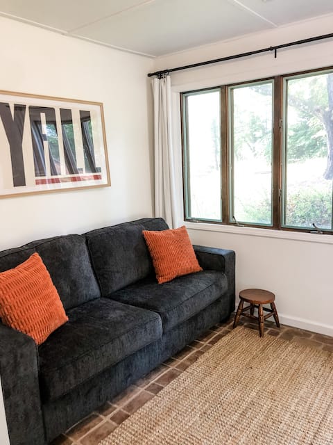 Cozy guest suite within walking distance of VT