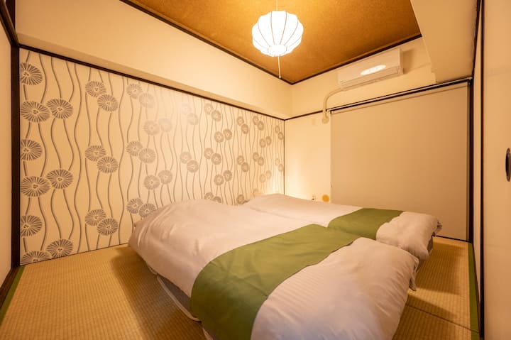 右侧卧室位于餐厅。我们为房间提供袖珍线圈床垫、日式床垫、被子、枕头和床上用品套。照片是2人床上用品，但这间客房可住3人。