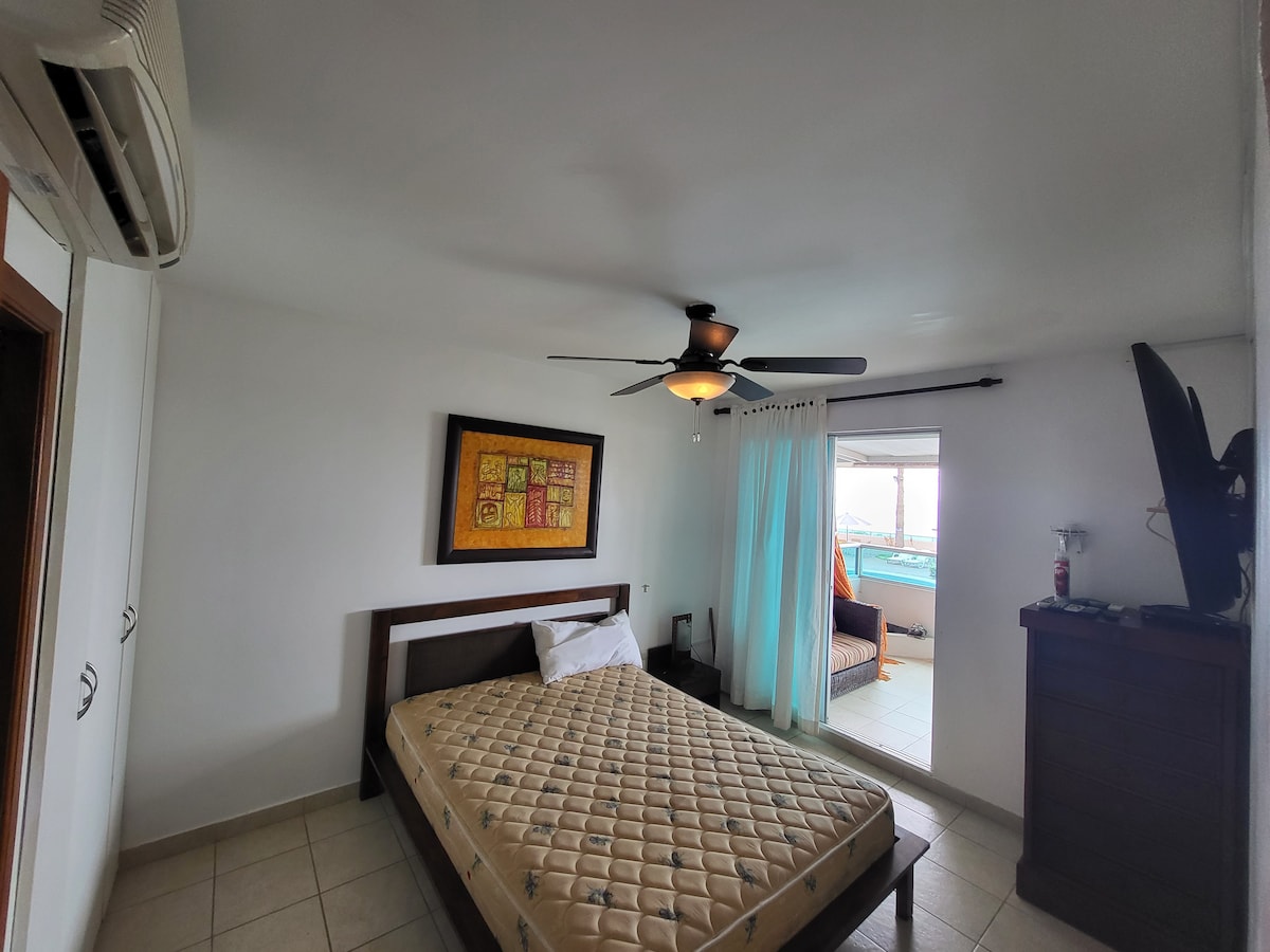 Cuarto principal con Tv para ver peliculas y Baño propio.
Salida al balcon y vista al mar 