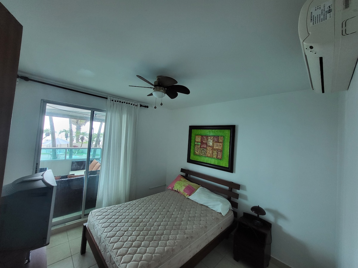Cuarto con cama de 2 plazas , aire acondicionado , salida al balcon y vista al mar